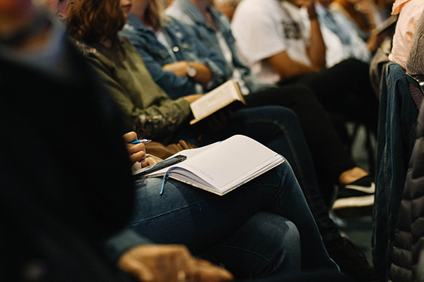 Assemblée de personnes en formation